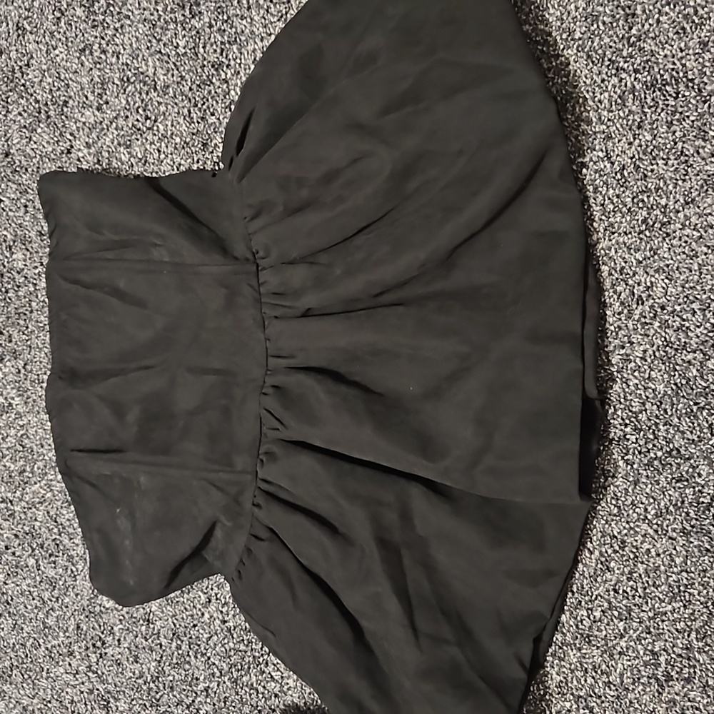 Small puffy black sleevless top.